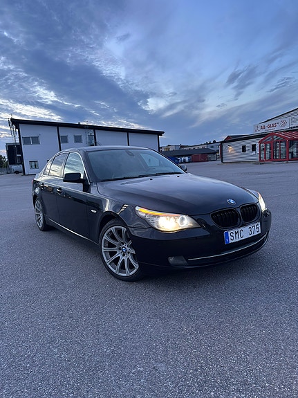BMW 523i 2 of 8