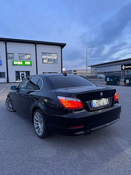 BMW 523i 4 of 8