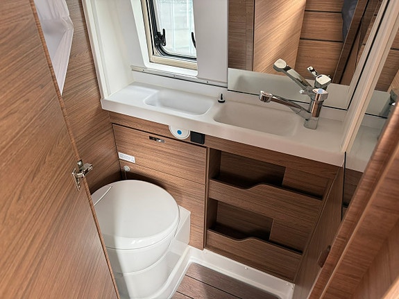 Knaus BoxLife Platinum Selection 600 Loftsäng fram! 4-bäddar, Drag Dieselvärmare Litium 15 of 20