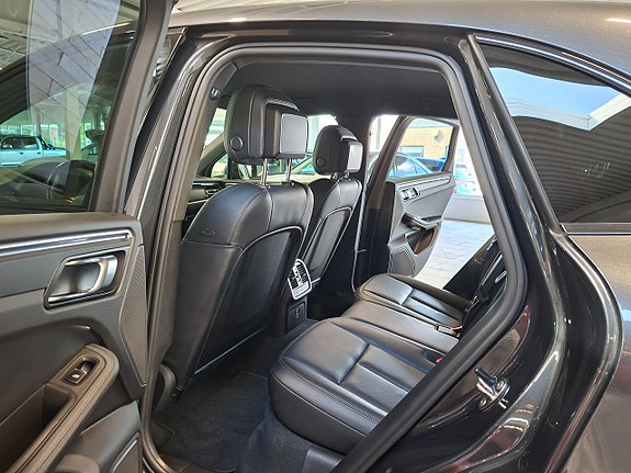 Porsche Macan 13 of 30
