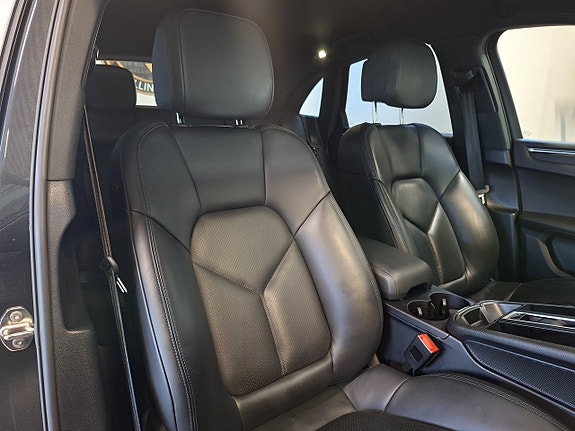 Porsche Macan 12 of 30