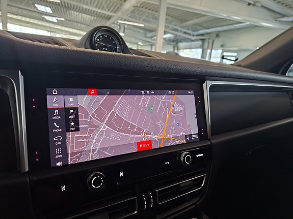 Porsche Macan 25 of 30