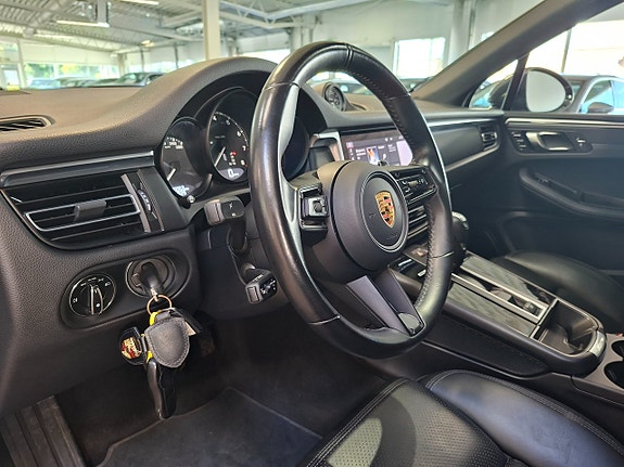 Porsche Macan 21 of 30