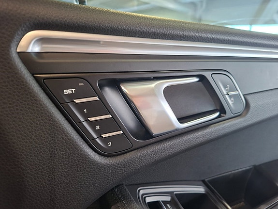 Porsche Macan 11 of 30