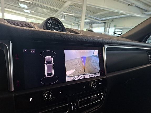 Porsche Macan 26 of 30