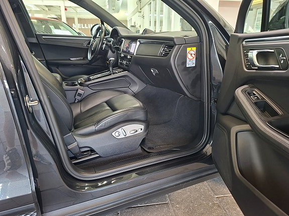 Porsche Macan 8 of 30