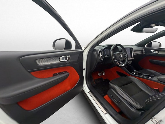 Volvo XC40 11 of 30