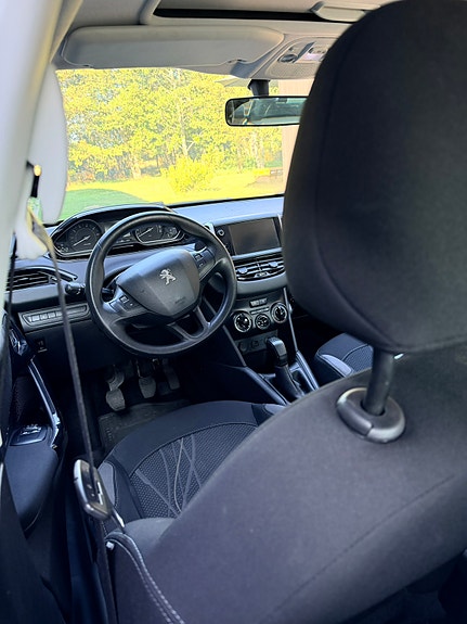 Peugeot 208 8 of 9