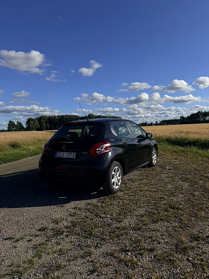 Peugeot 208 2 of 9