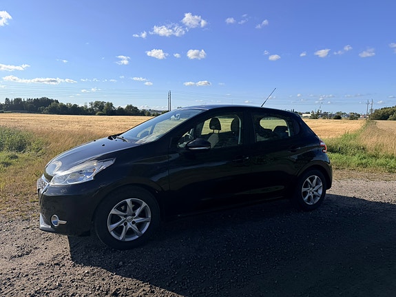 Peugeot 208 4 of 9