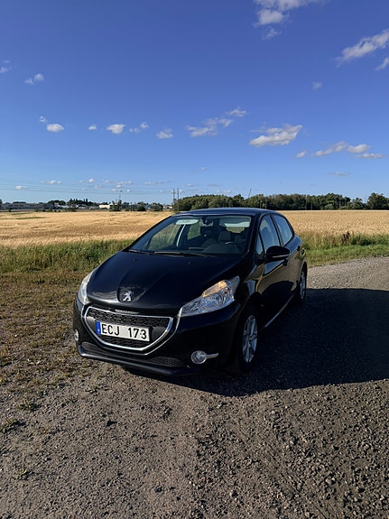 Peugeot 208 3 of 9