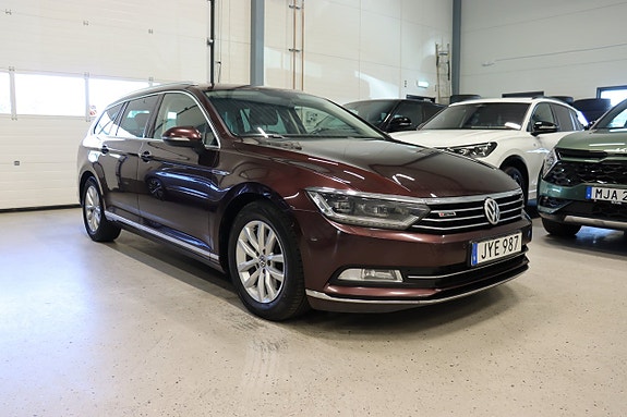 Volkswagen Passat 2 of 28