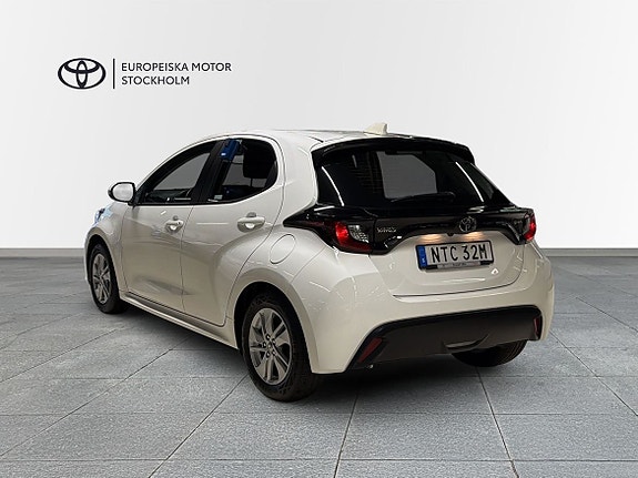 Toyota Yaris 2 of 13