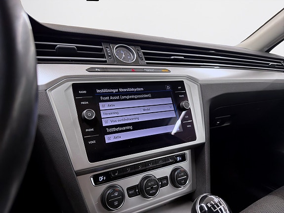 Volkswagen Passat 13 of 17