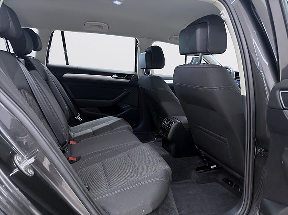 Volkswagen Passat 9 of 17