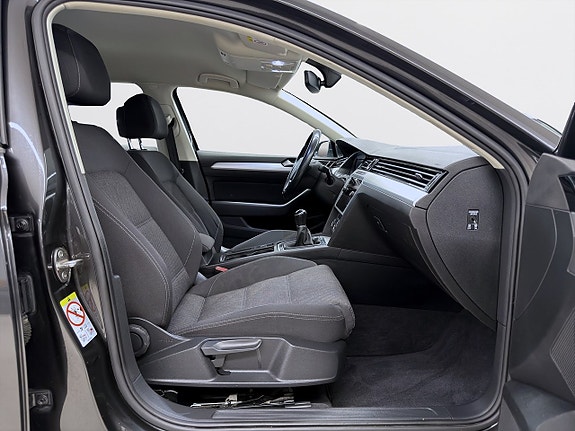 Volkswagen Passat 14 of 17