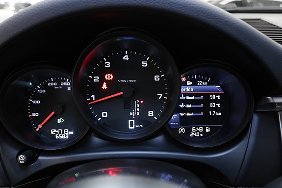 Porsche Macan 27 of 27