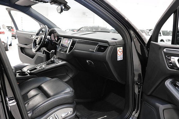 Porsche Macan 11 of 27