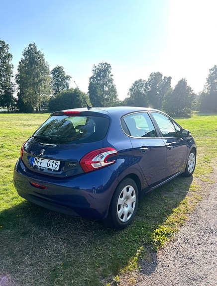 Peugeot 208 2 of 13