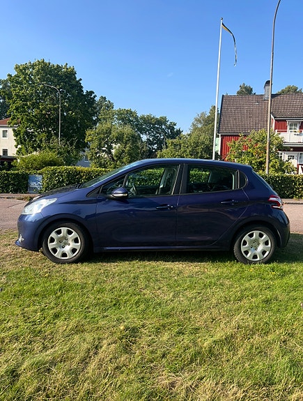 Peugeot 208 4 of 13