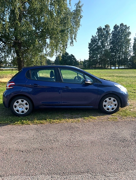 Peugeot 208 3 of 13