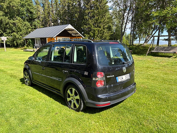 Volkswagen Touran Cross 2 of 5