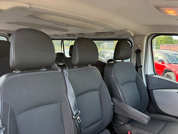 Nissan NV300 5 of 6
