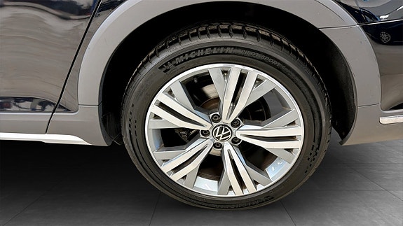 Volkswagen Passat Alltrack 10 of 30