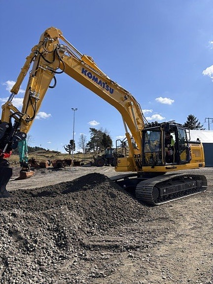 Komatsu PC-220 LCI DEMO 5 of 6