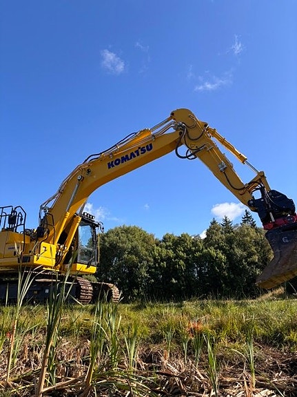 Komatsu PC-220 LCI DEMO 3 of 6