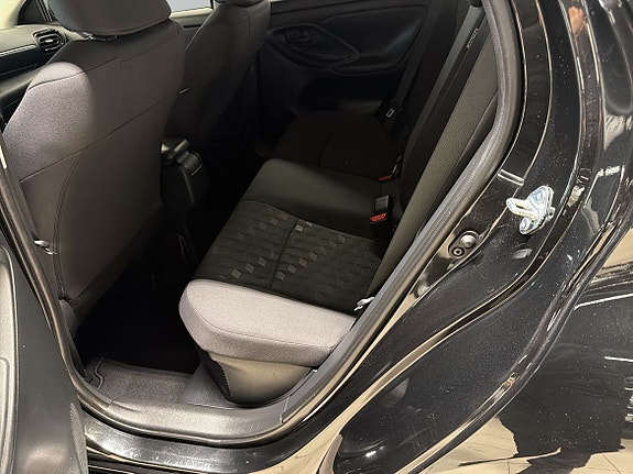 Toyota Yaris 7 of 13