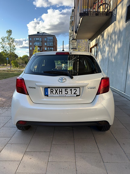 Toyota Yaris 4 of 8