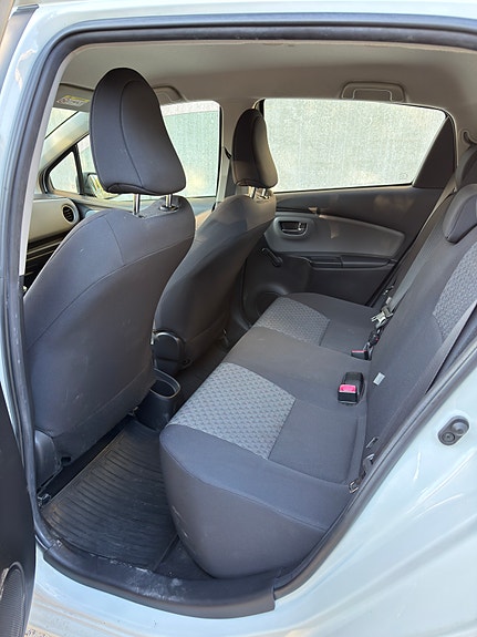 Toyota Yaris 6 of 8