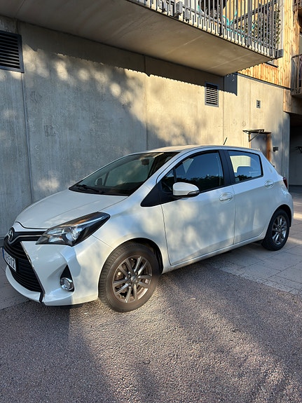 Toyota Yaris 3 of 8
