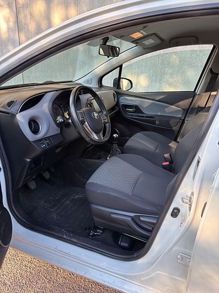 Toyota Yaris 5 of 8