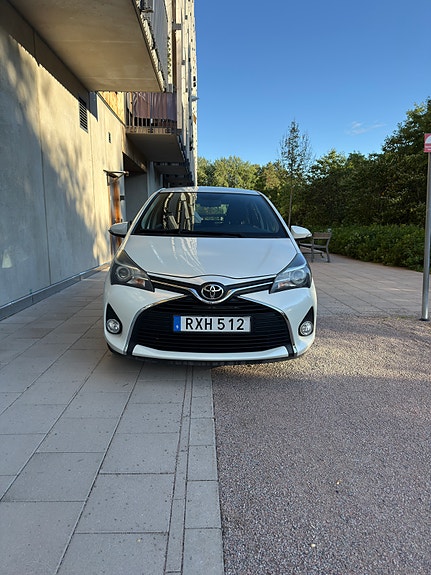 Toyota Yaris 2 of 8