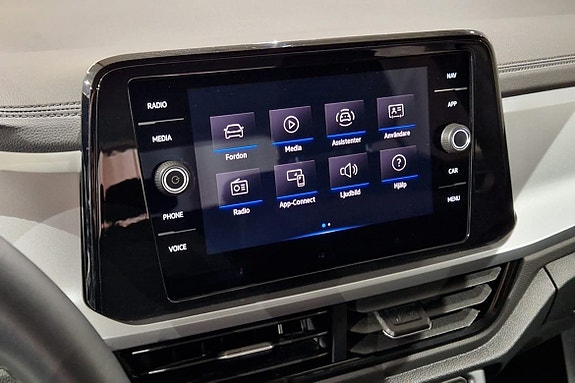 Volkswagen T-Roc 10 of 13