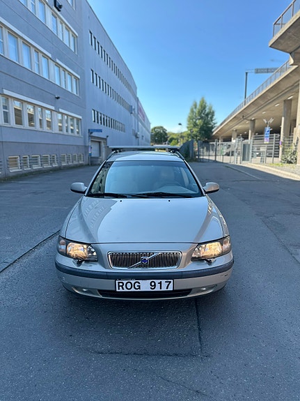 Volvo V70 2 of 10