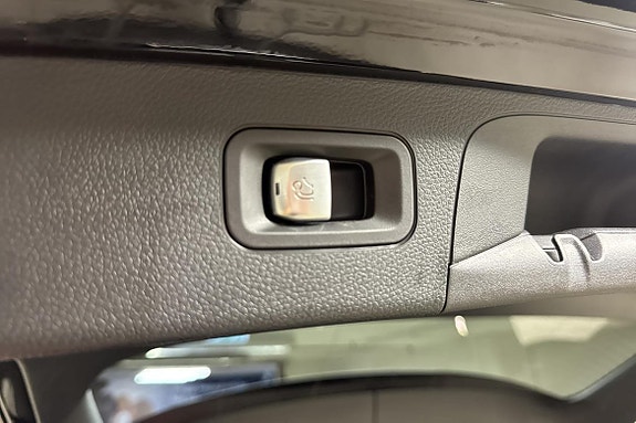 Mercedes-Benz GLC300 e 18 of 26
