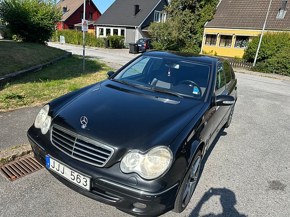 Mercedes-Benz C220 2 of 6