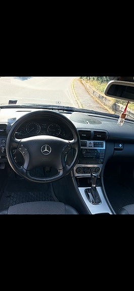Mercedes-Benz C220 3 of 6