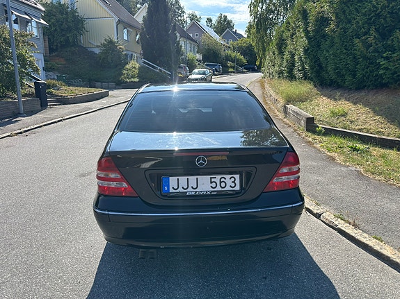 Mercedes-Benz C220 4 of 6