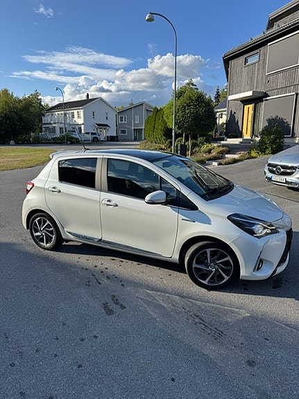 Toyota Yaris 2 of 11