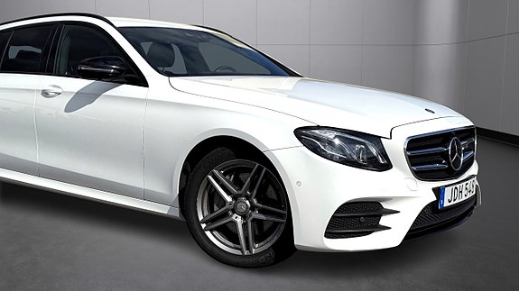 Mercedes-Benz E220 2 of 30