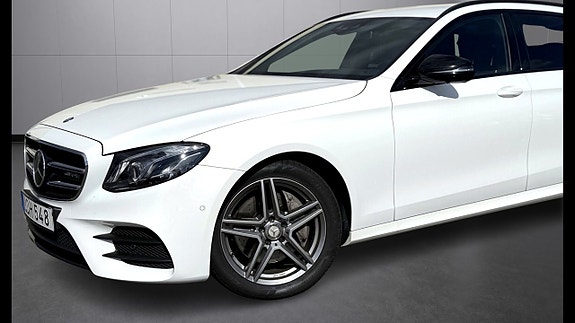 Mercedes-Benz E220 11 of 30