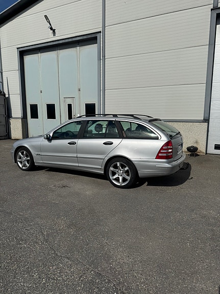 Mercedes-Benz C180 2 of 13