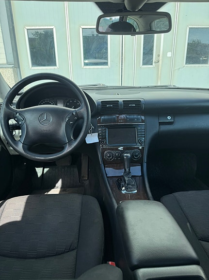 Mercedes-Benz C180 8 of 13