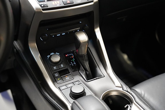 Lexus NX300h 14 of 21