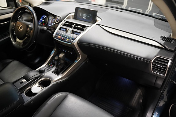 Lexus NX300h 9 of 21