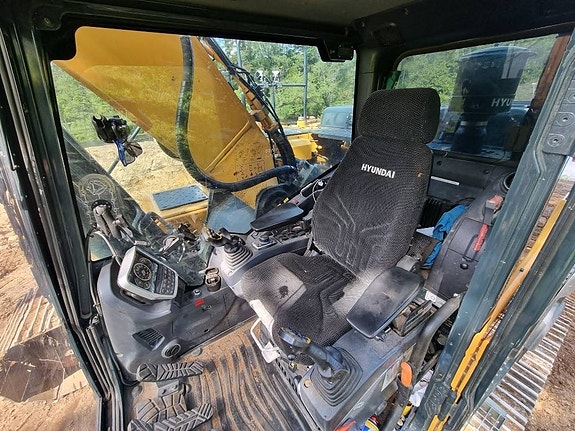 Hyundai HX 300 L 15 of 24